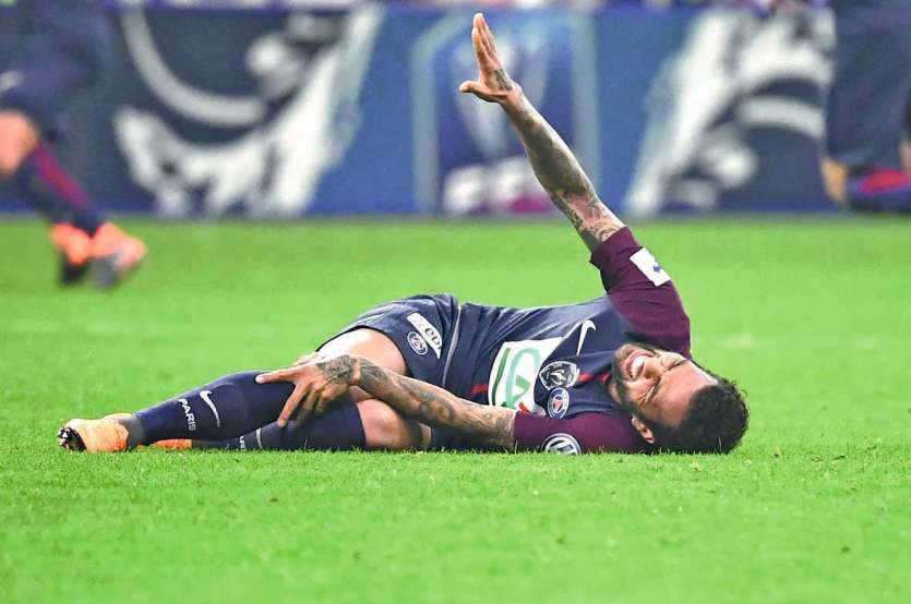 Dani Alves est le recordman du nombre de trophées dans le football mondial, 38 au total, grâce à la dernière Coupe de France. Photo AFP