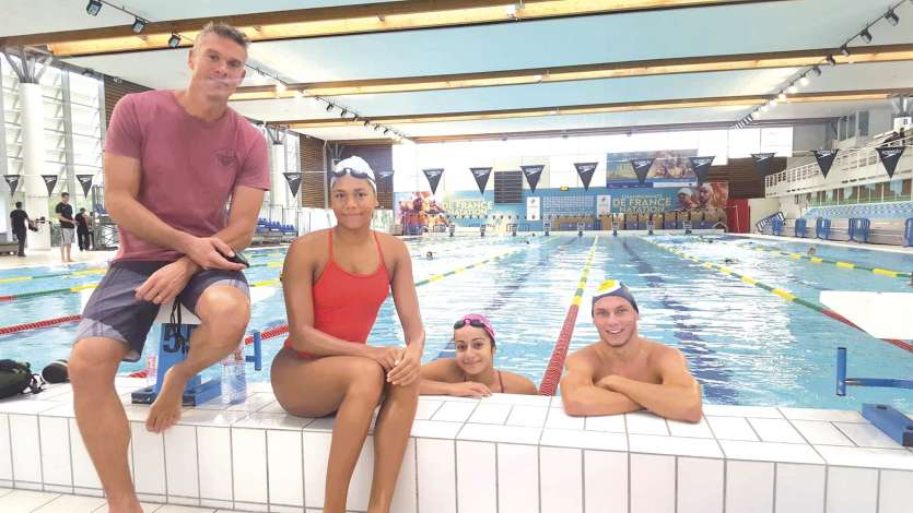 De gauche à droite : Gilles Dumesnil (coach), May Toven, Ylenka Maurin et Florent Janin, ici à l\'entraînement dans le bassin de Saint-Raphaël qui accueillera les championnats de France élite à partir de mardi.Photo délégation calédonienne