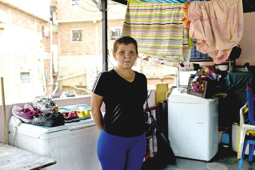 Reina Rojas, une femme au foyer de 50 ans, reçoit une aide alimentaire du gouvernement : trois kilos de riz, trois paquets de spaghettis et de l’huile pour six semaines. Impossible de vivre avec si peu.Photo AFP