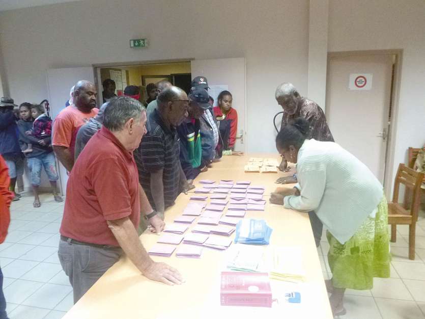 De nombreux administrés ont assisté au dépouillement des votes, hier soir, à la mairie.  Photo ALSHDE