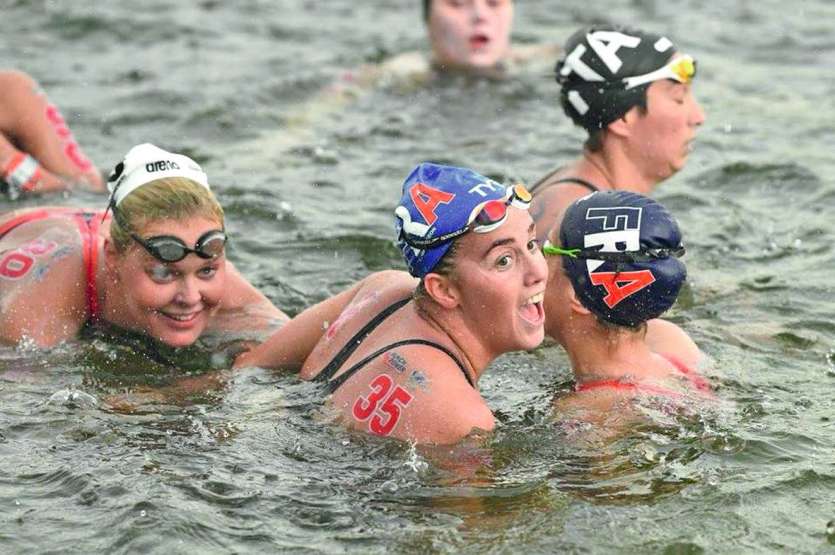 Lara Grangeon, ici à l’arrivée du 5 km, a remporté trois titres aux France, à Gravelines. Photo FFN via KSMP