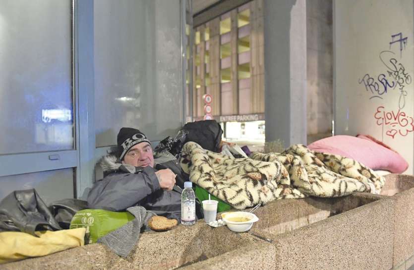 Selon un sondage BVA diffusé hier, trois Français sur dix considèrent que la politique d’Emmanuel Macron et de son gouvernement est « juste », mais une majorité (55 %) juge qu’ils ne font pas suffisamment pour les plus démunis.Photo AFP