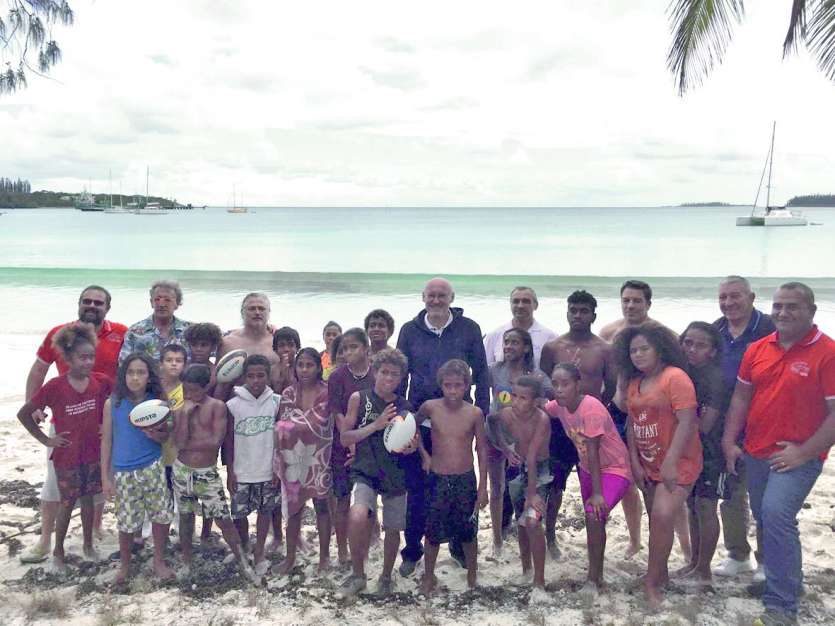 La délégation de la FFR a remis des ballons aux jeunes.Photo DR