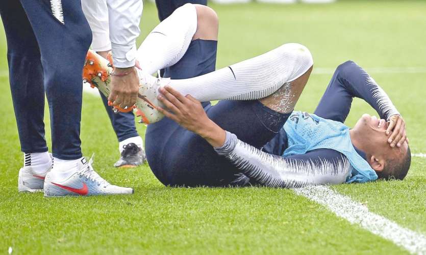 Kylian Mbappé a reçu un petit choc à la cheville sur un tacle d’Adil Rami lors d’une séance d’entraînement à Istra, dans la région de Moscou. Photo AFP