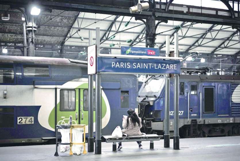 La circulation des trains était totalement interrompue hier matin à Saint-Lazare en raison d’une panne de signalisation.Photo AFP