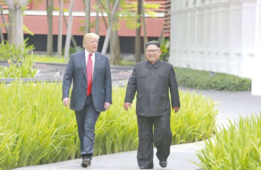 Donald Trump, qui a accepté de se rendre à Pyongyang, aurait évoqué une levée des sanctions contre le régime nord-coréen.AFP