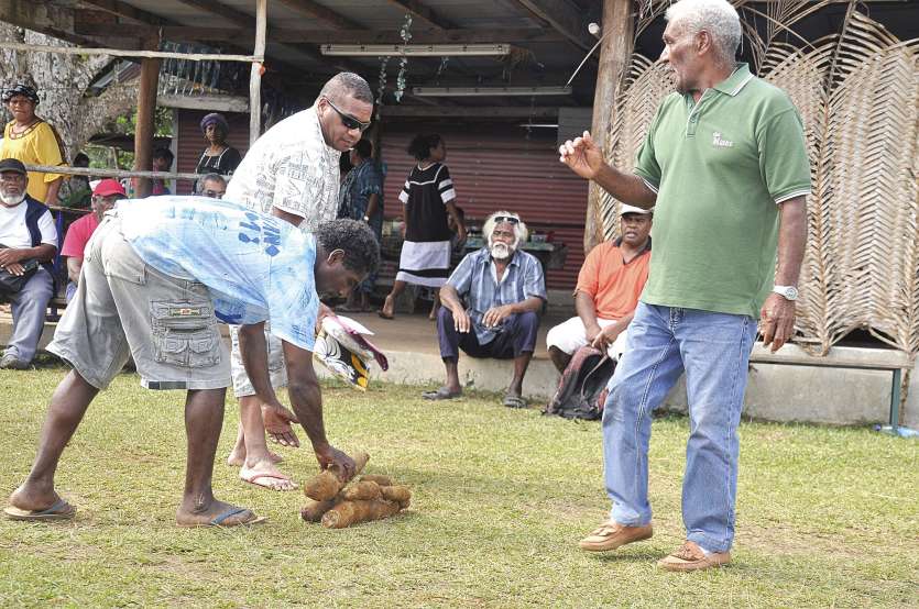 Depuis vendredi, les résidents affluent pour présenter leur participation à la grande chefferie auprès du fils César Yeiwene ou de ses porte-parole, dont Ora Lakoredine (barbe blanche en arrière-plan). Photos S.M.