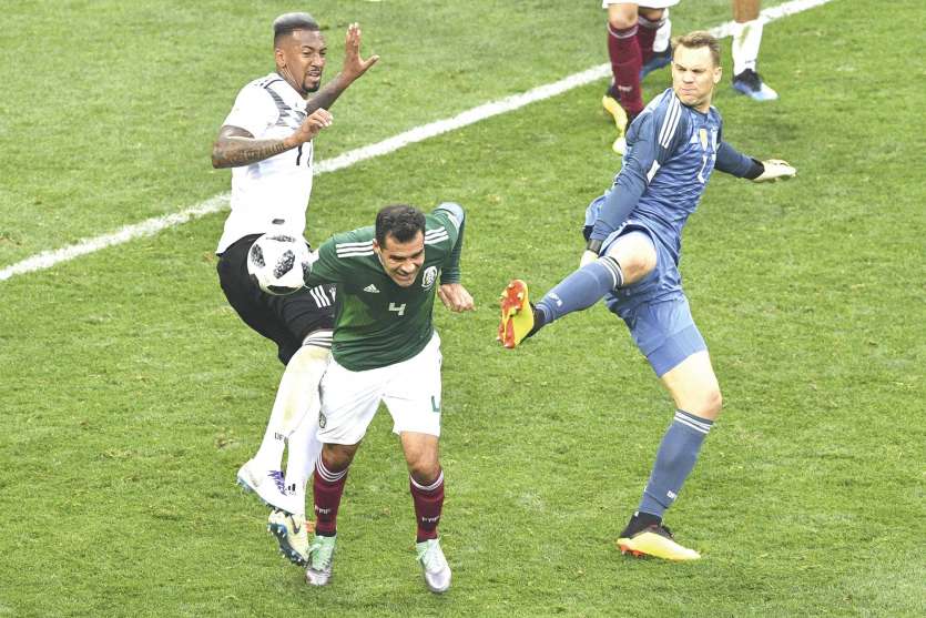 L’expérience de Rafael Marquez (vert) a eu raison de la défense de Jérôme Boateng et Manuel Neuer.     Photos AFP