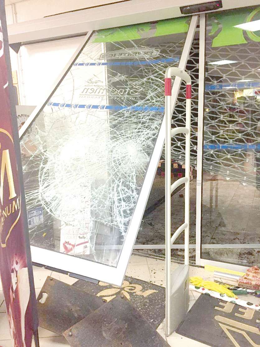 Tabac, montres, portables, couteaux… Le magasin Magic Bazar, situé à Rivière-Salée, a été pillé dans la nuit de lundi à mardi par plusieurs personnes. Quatre suspects ont été interpellés hier et placés en garde à vue. Photos DR