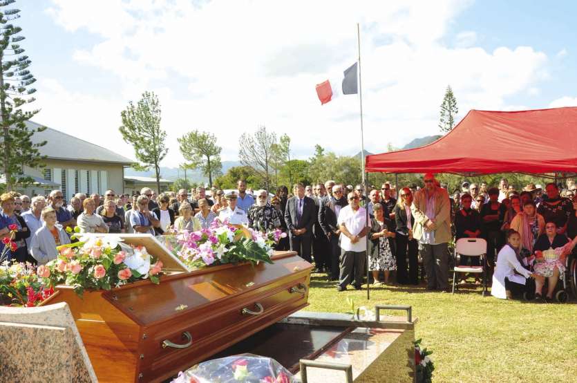 Autorités institutionnelles, civiles et coutumières se sont succédé pour dire un dernier adieu à Robert Frouin qui reposera dans le caveau familial.Photos I.C.
