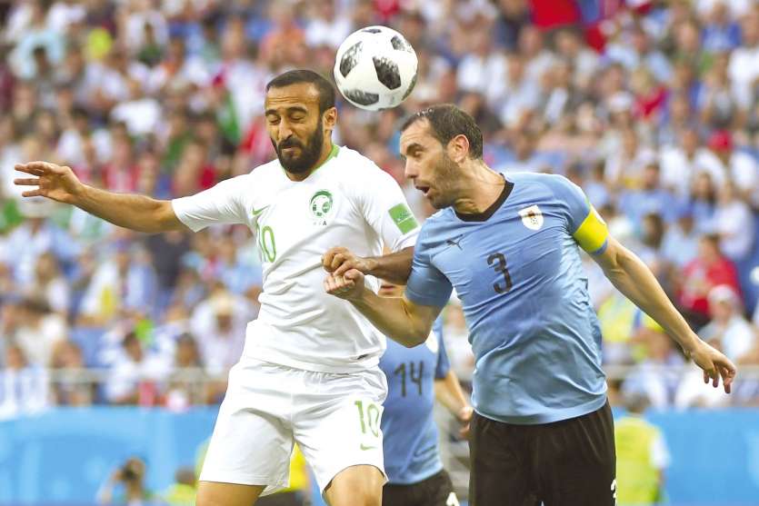 Les joueurs de l’Uruguay (en bleu) ont dû s’employer pour vaincre l’Arabie saoudite. Photo AFP