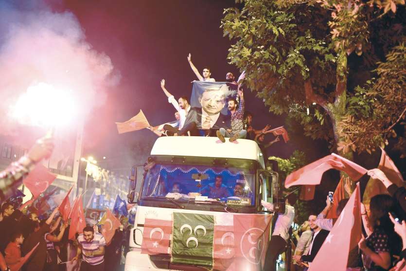 Les partisans de M. Erdogan ont fêté la réélection de leur leader, dimanche soir.Photo AFP