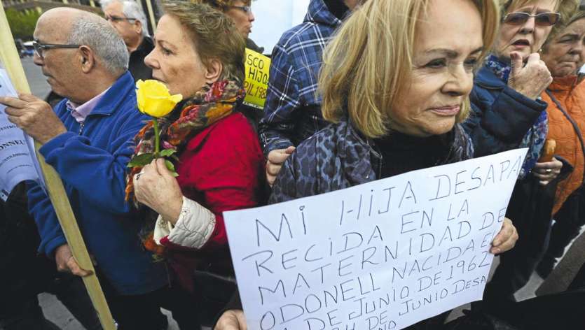 Ces dernières années (ici en 2012), plusieurs manifestations de parents ou d\'enfants ont dénoncé la lenteur de la justice espagnole dans le scandale des bébés volés.Photo AFP