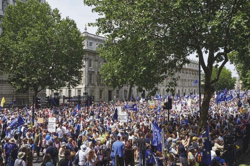 Deux ans jour pour jour après le référendum sur le Brexit, des milliers de personnes ont manifesté samedià Londres. Cette marche organisée par l’association The People’s Vote (Le vote du peuple) marquait le débutd’une campagne d’actions qui doit durer tou
