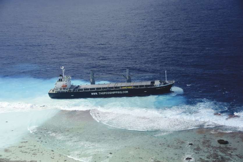 Neuf personnes ont été dépêchées par l’armateur et une mission a été envoyée par l’Etat pour analyser les avaries du cargoet surtout inspecter la coque.Photo DR