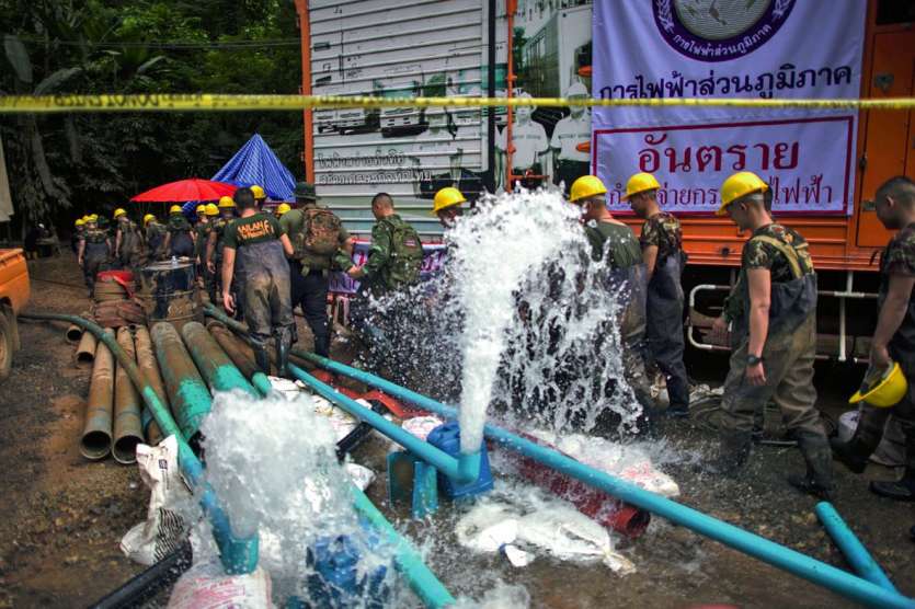 Des pompes ont été installées pour essayer de vider certaines zones de la grotte.Photo AFP