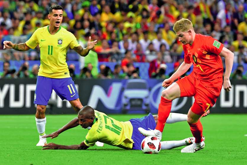 Les Brésiliens Coutinho (à gauche) et Fernandinho, dépassés par le Belge De Bruyne. Photo AFP