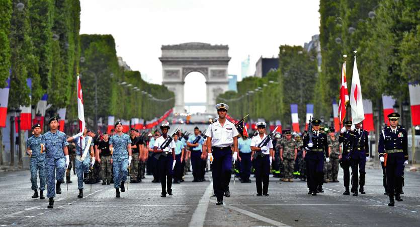 Les militaires ont pu répéter le défilé mercredi matin, notamment les soldats venus du Japon et de Singapour, pays invités d’honneur.Photo AFP