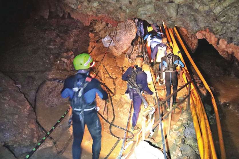 Des plongeurs de la marine nationale thaïlandaise et des étrangers ont participé aux secours.Photo AFP