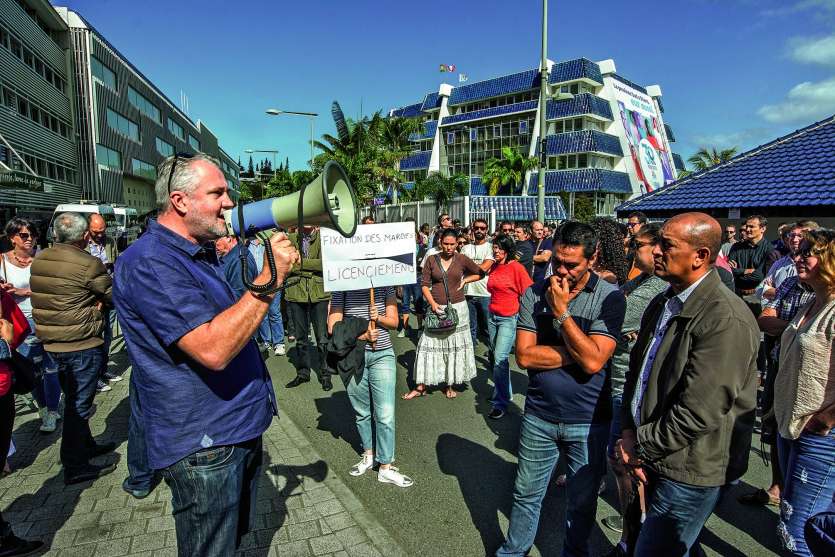 Frédéric Pratelli au mégaphone. Plus tard, un cercueil, symbolisant « la mort annoncée des petites entreprises » a été déposé sur le parvis. Photo Julien Cinier