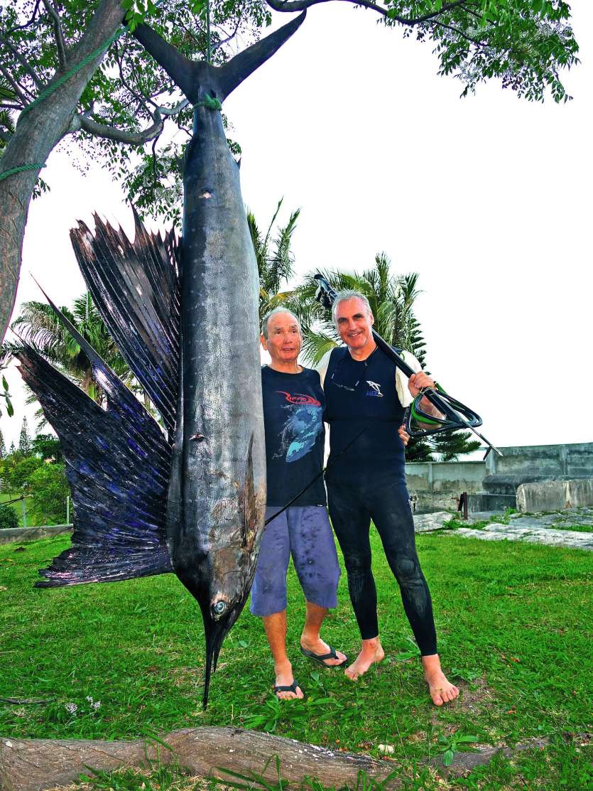 Éric Boucard pose avec Alain devant cet espadon de 98 kilos donné aux Petites Sœurs des pauvres. « Je remercie ma femme qui me laisse assouvir ma passion et ne m’a jamais empêché de sortir en mer », s’amuse-t-il. Photos DR