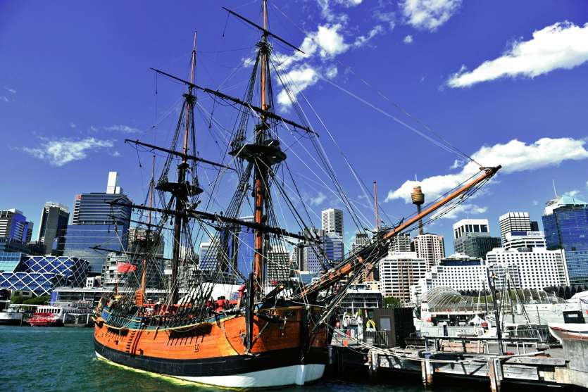Une réplique de l’Endeavour, le bateau du capitaine Cook, est visible près du Musée national maritime australien, à Sydney.Photo AFP