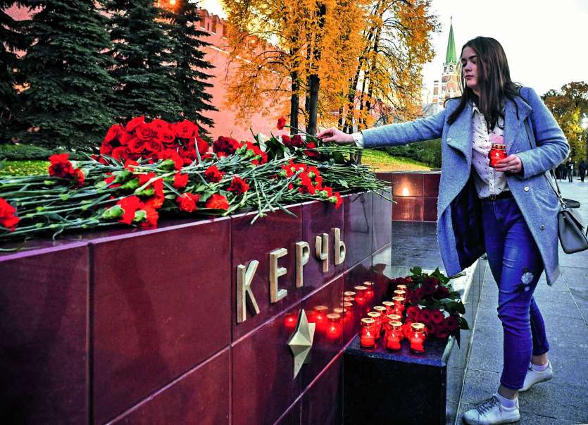 De nombreux habitants ont déposé des fleurs en mémoire des victimes à Kertch.Photo