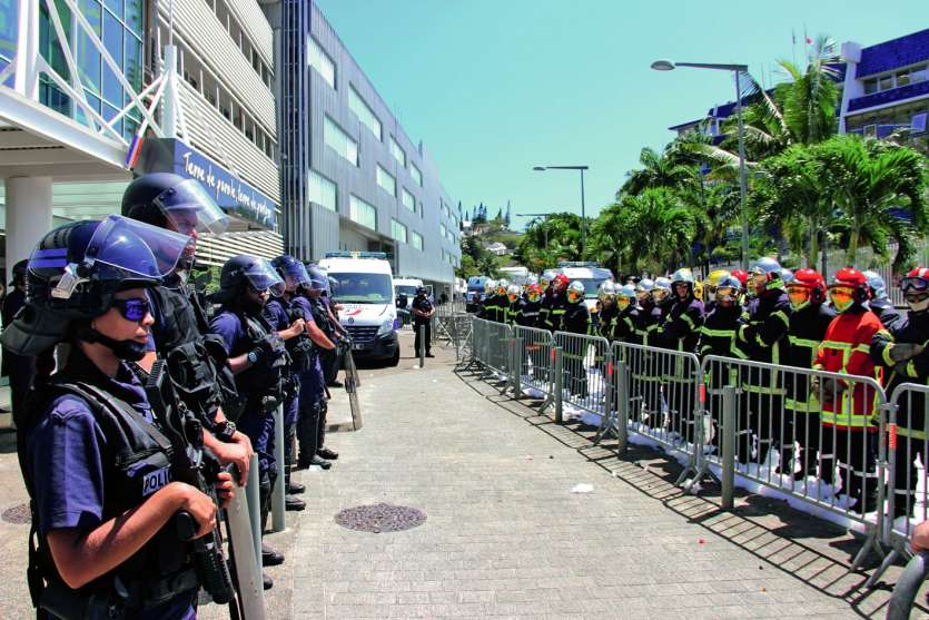 Face-à-face tendu entre les pompiers et les policiers devant les portes du gouvernement. Photo J.-A.G.-L.
