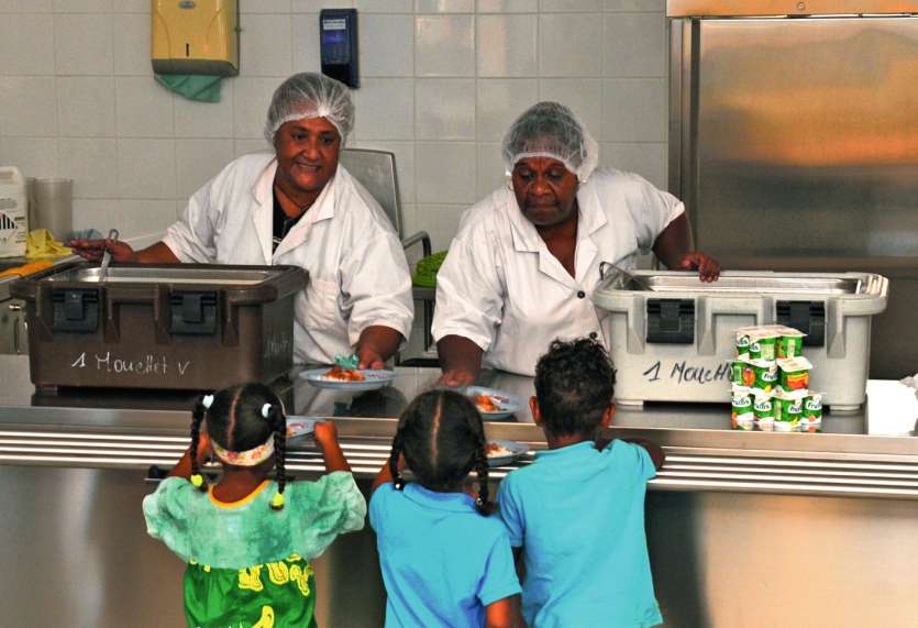 Dans l’agglomération, 16 500 enfants sont en demi-pension, dont 8 200  à Nouméa, soit 1 094 000 repas par an rien que sur la capitale. photo Th. Perron