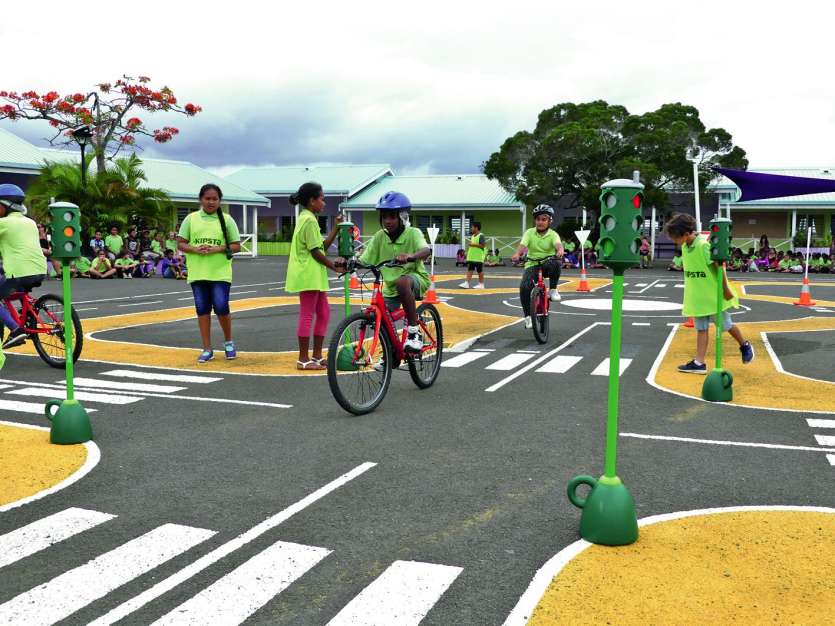 A pied, à vélo et en trottinette, les élèves de primaire découvrent les rudiments du code de la route. Photos G.R.