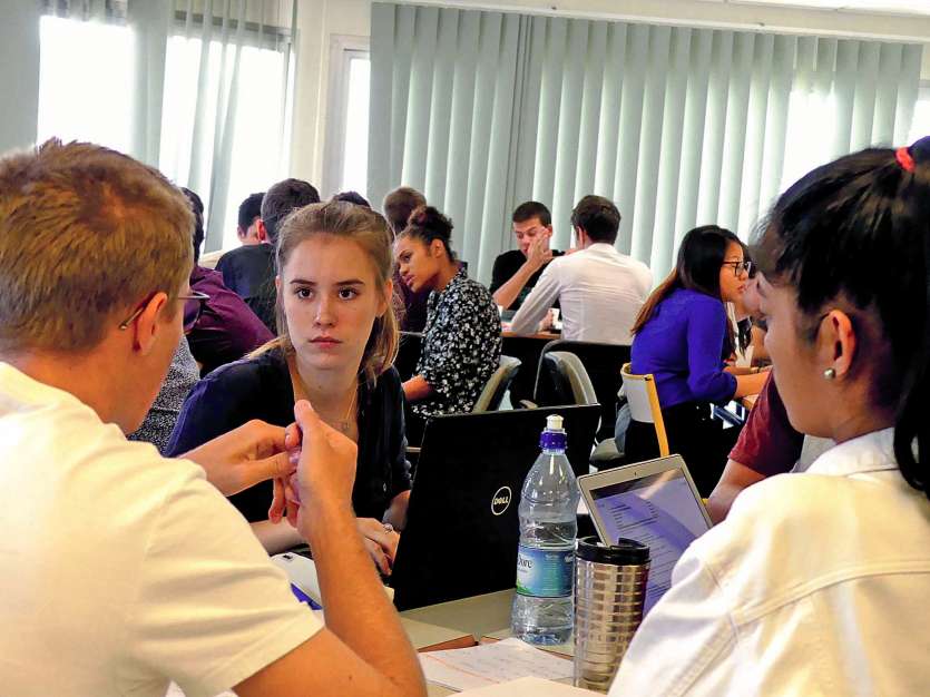 Créer un produit en une journée, c’était le défi des nouveaux membres de l’école gérée par la CCI. Ils auront bientôt à choisir entre quatre branches : commerce, marketing, finance gestion ou management. Photo G.C.