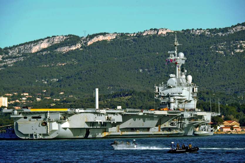 Le porte-drapeau de la marine française (Marine Nationale) Charles de Gaulle quitte le port de Toulon pour une mission de quatre mois dans l’océan Indien.Photo Christophe Simon/AFP