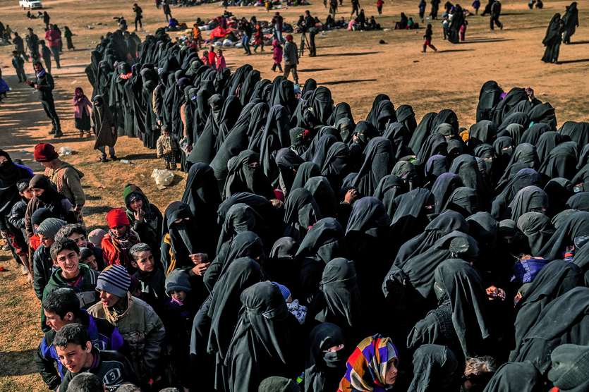 Près de 58 000 personnes, principalement des familles de jihadistes, ont déjà quitté l\'ultime réduit depuis début décembre. Parmi elles, plus de 6 000 jihadistes ont été arrêtés.Photo Delil Souleiman/AFP