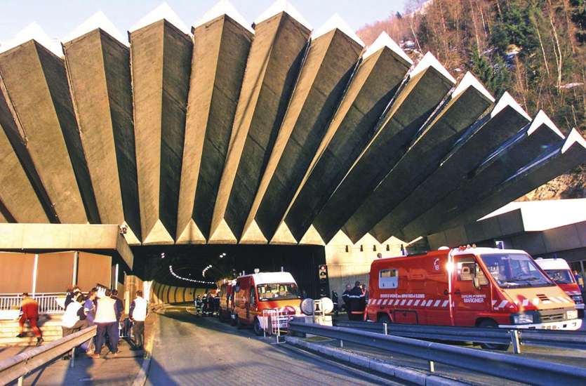 Les pompiers, le 24 mars 1999, ont mis cinquante-trois heures pour arriver à bout de l’incendie qui a eu lieu au milieu du tunnel du Mont-Blanc.Photo Pascal George/AFP