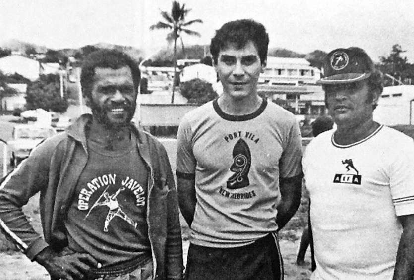 En 1980, Alain Areski (à droite) prenait la pose aux côtés  de Pierre Poanoui et Frédéric N\'guyen.            Photo La Presse Calédonienne/Histoire du sport calédonien