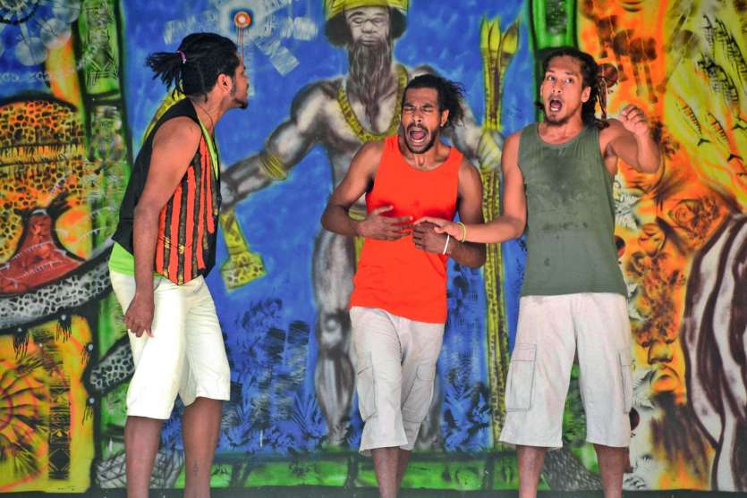 Les trois talentueux artistes de Moebius Danse  se sont produits devant le public conquis du lycée Antoine-Kéla. Photos C.O.