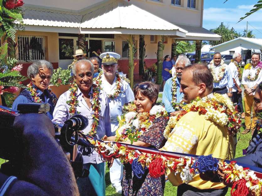 Le 5 mars, Annick Girardin avait inauguré l’académie des langues de Wallis-et-Futuna, aux côtés de Weniko Ihage, président de l’Académie des langues kanak, de Malia Laufoaulu, directrice, de Silino Pilioko, président du conseil d’administration de l’Acadé