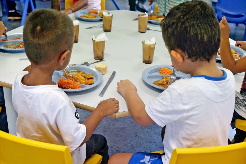 Chaque midi, les cantines de Nouméa servent 8 000 repas en moyenne. Photo Archives LNC