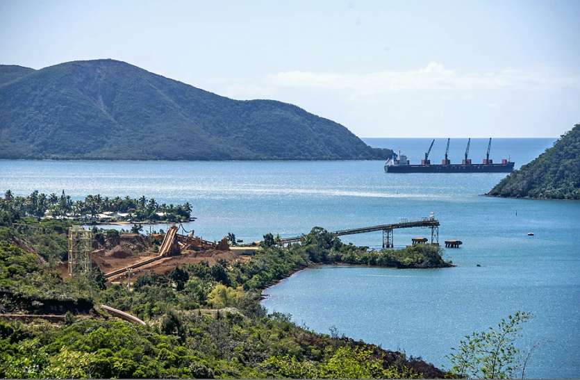 La baie de Kouaoua va revoir circuler ce matin le minerai de la NMC à destination de l’usine SNNC en Corée du Sud. Photo archives LNC