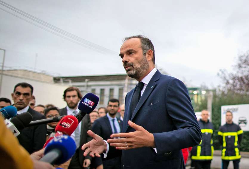 En déplacement devant l\'usine lundi, Edouard Philippe a promis une « absolue transparence » de la part de l\'Etat. Du côté de la population, on est plus sceptiques.Photo AFP