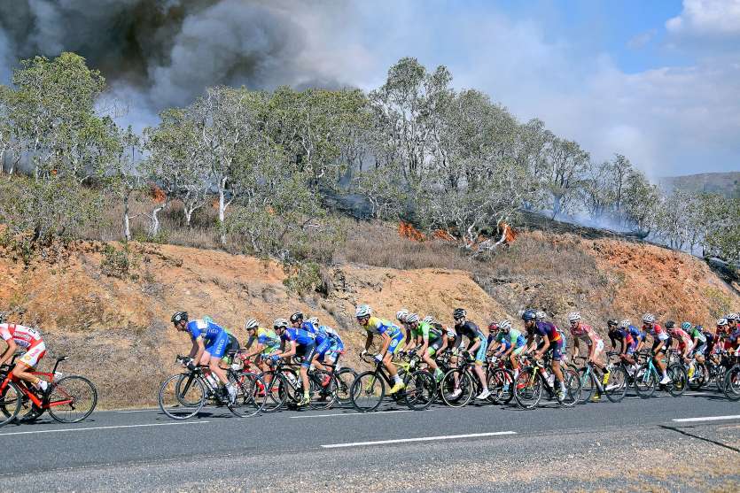 Si le Tour s’est déroulé sans encombre, les coureurs ont parfois roulé au plus près des flammes.  Photo WdL
