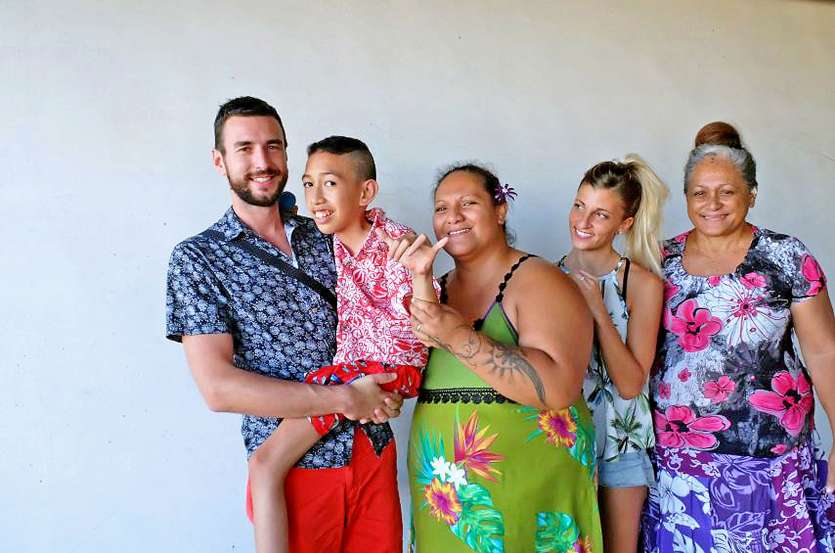 Tamahere, ici dans les bras de Samuel, l’un de ses amis, personnel soignant du centre hospitalier, avec sa maman, Leydi, sa mamie Turarii et Justine, également soignante.Photo La Dépêche de Tahiti