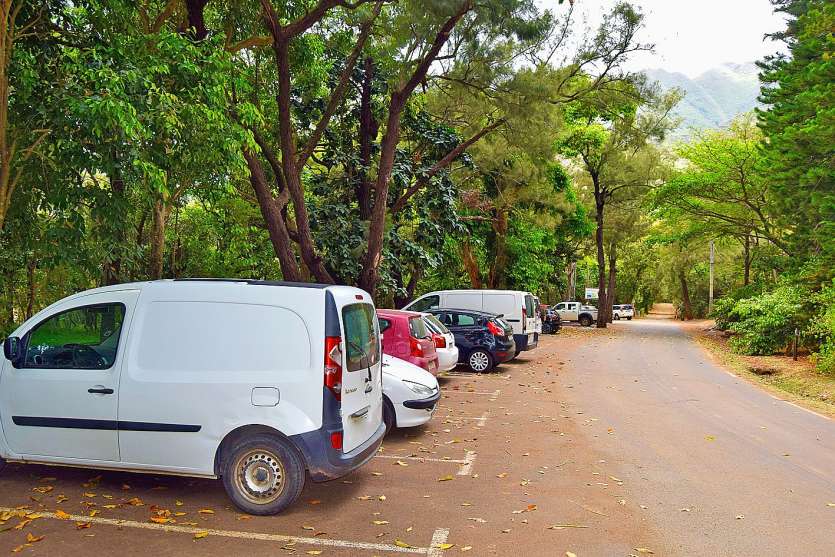 La mesure vise à réguler le stationnement à l’entrée du parc, pris d’assaut le week-end. Photo A.T.
