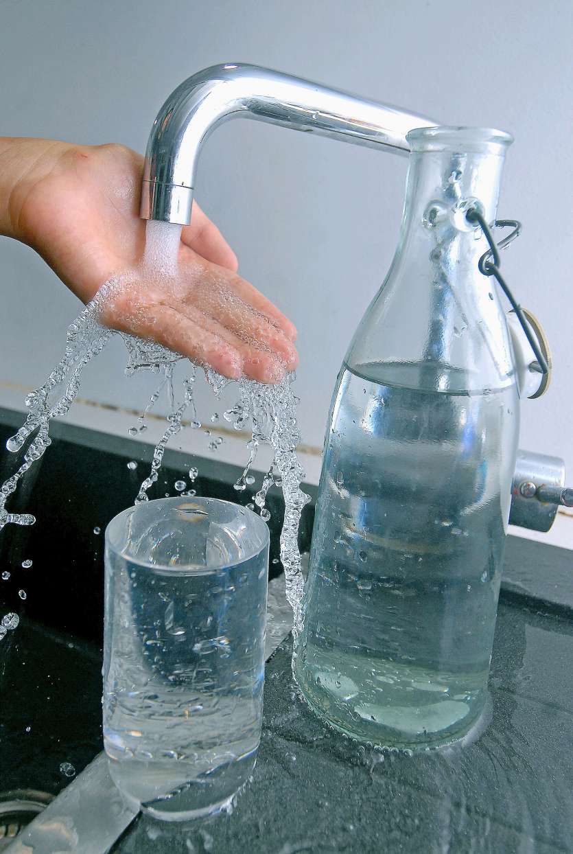 La javellisation de l’eau est réalisée manuellement jusqu’à  ce que le matériel dégradé soit remplacé.           Photo Archives LNC