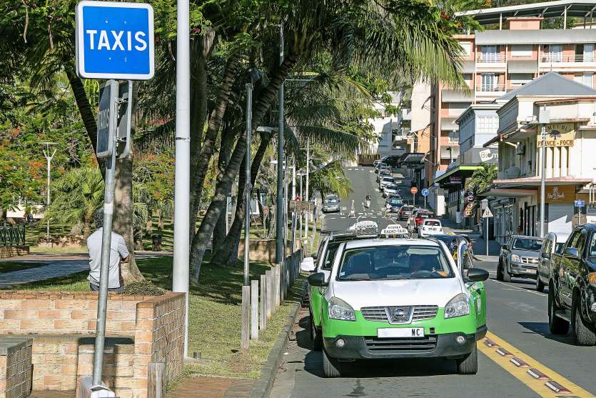 Quelques contacts : Radio-Taxi Nouméa 28 35 12, Pick-me (standard) 51 01 10 ; Taxi Koné Mathurin, 92 87 87 ; Lolo (Grand Nouméa) 94 44 70 ; Sodenry (Païta), 82 04 48 ; taxi sur Mont-Dore numéros disponibles sur www.mont-dore.nc ; Taxi de Dumbéa, numéros d