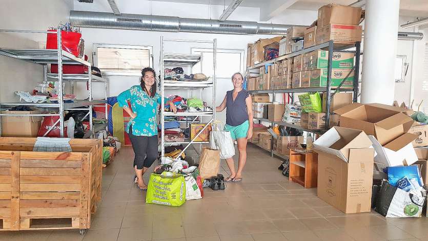 Outre un espace boutique où est accueilli le public, sur une surface de 220 m2, l’association dispose aussi d’un important espace de stockage  pour les dons gérés par les bénévoles, dont Amélie Toureau-Tabard à gauche, et Marie Luneau à droite. Photo