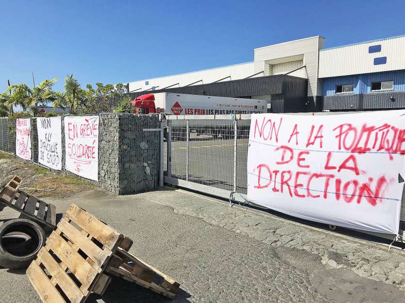 Les salariés n’ont pas pu se rendre à leur travail, hier matin, aux entrepôts du groupe Hayot de Magenta. Photo A.T.