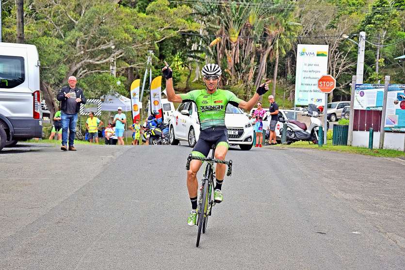 Arnaud Boucher, dont les chaussures sont assorties à sa tenue, a remporté la 1re édition du Tour Cyclo. Photo W.d.L.