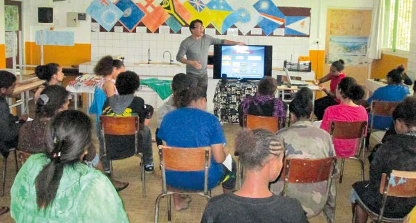 Des collégiens de Téouty et leurs parents ont notamment assisté à la présentation du lycée professionnel François d\'Assise de Bourail.  