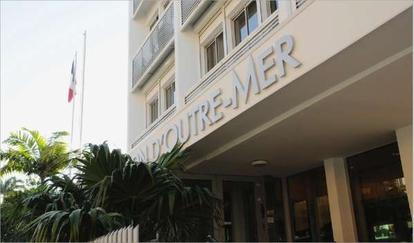 L\'Institut d\'émission d\'outre-mer (IEOM) est chargé localement de faire appliquer l\'arrêté émis par le ministère de l\'Economie.